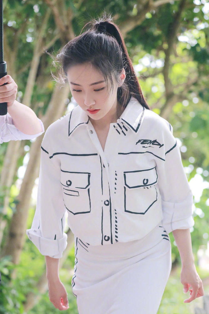 孙耀威的老婆陈美诗也是时髦精穿牛仔套裙配橘色袜子减龄洋气