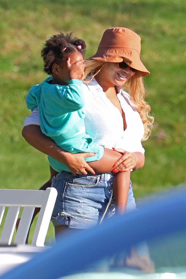 碧昂丝一家五口罕合体,怀抱女儿母爱爆棚,坐豪华游轮度假显惬意