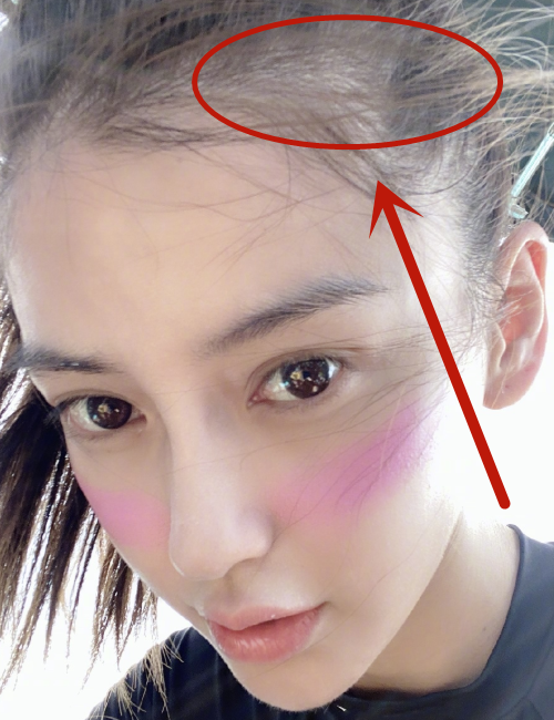 baby罕见发搞怪自拍不料被发际线抢镜这发量我没看错吧