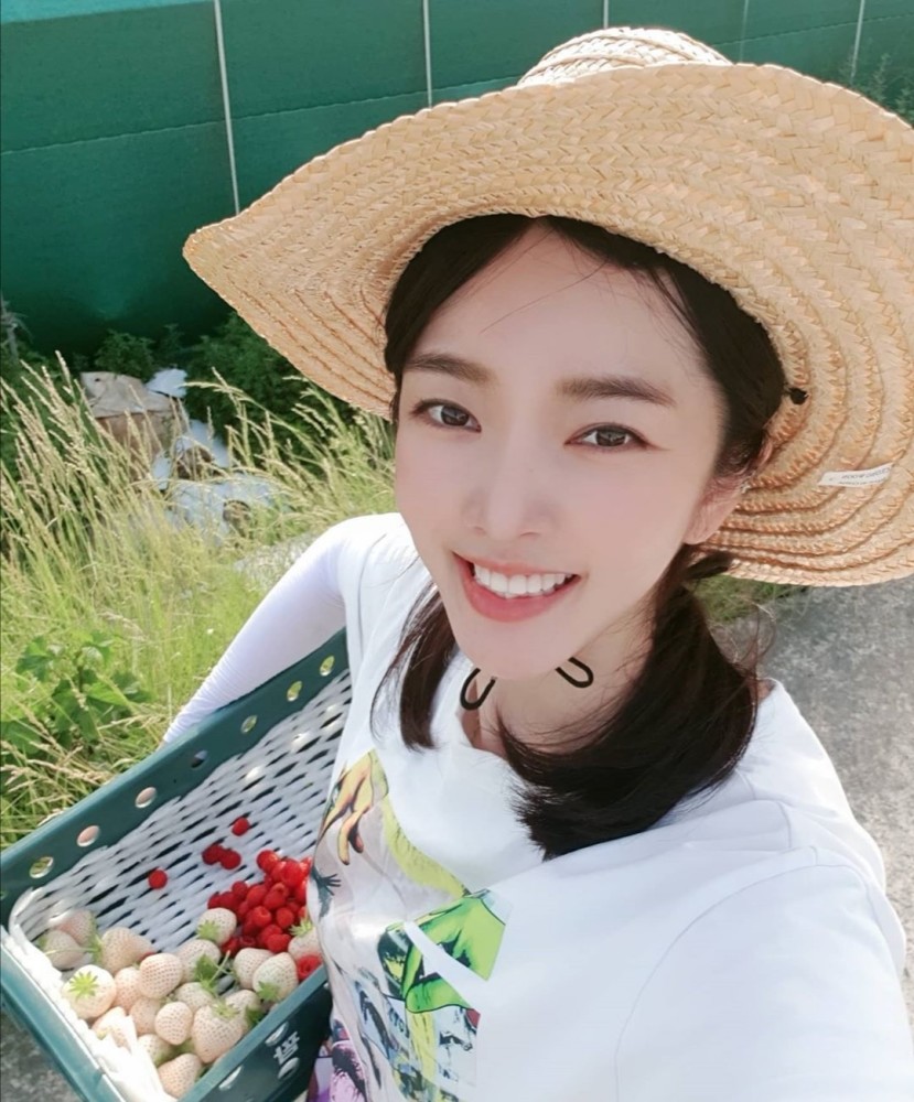 小苹果mv女主角裴涩琪宣布结婚未婚夫小其两岁身份曝光