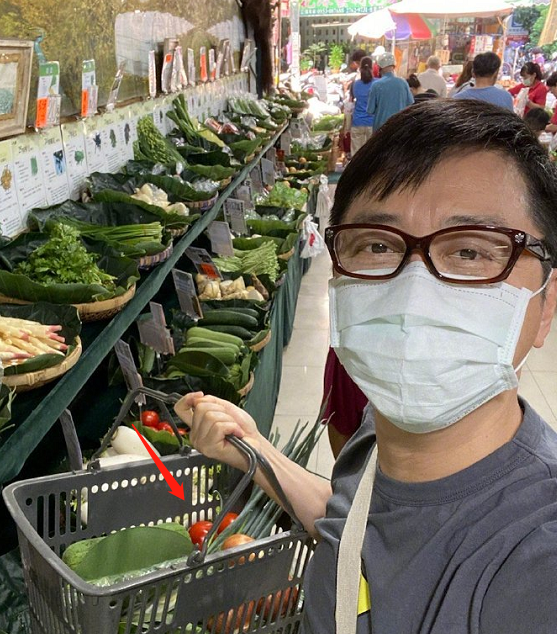 59岁庾澄庆成了模范丈夫，逛菜市场