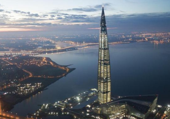 俄罗斯建成的欧洲第一高楼,高度达到462米,远看像巨型避雷针