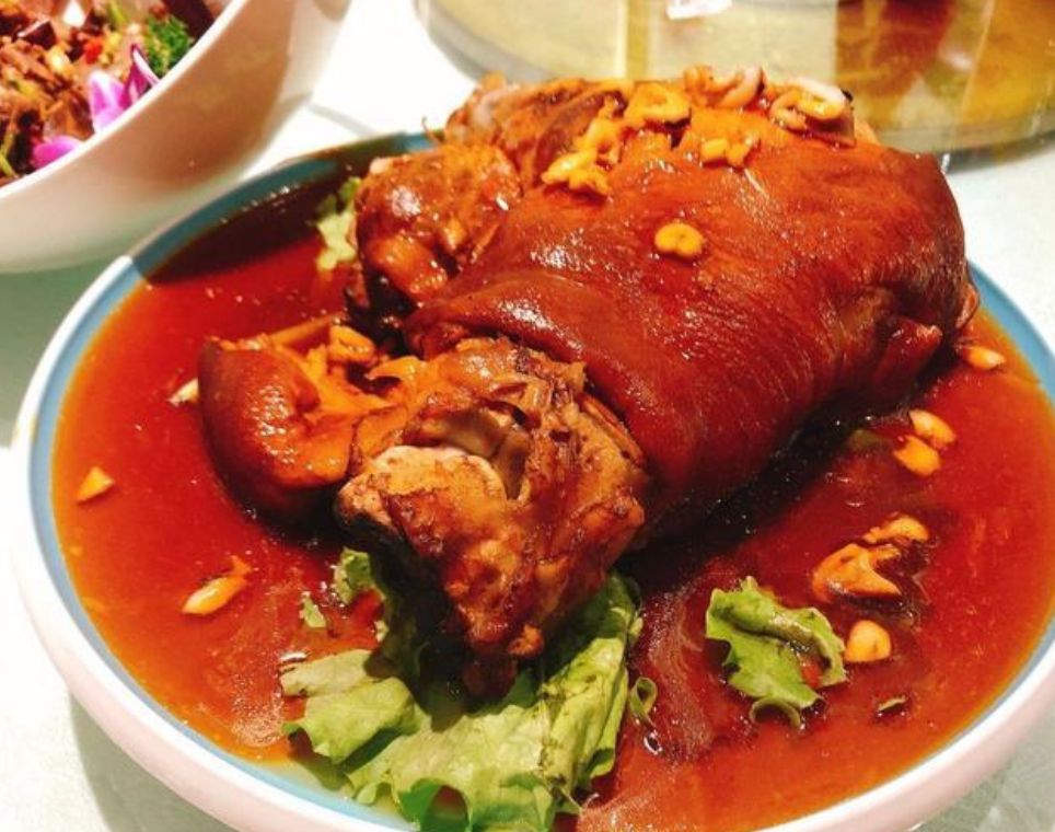 这是深受北方人们喜爱的菜,在各种宴席上都少不了猪肘子.