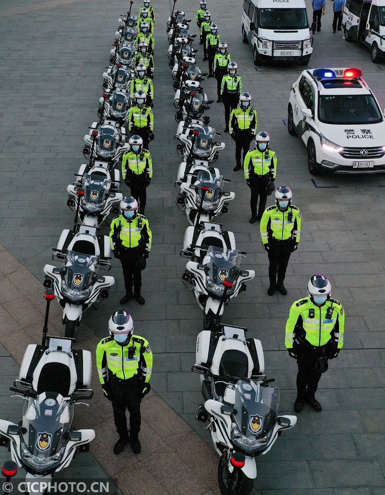 武汉市公安局汉警快骑出发.cicphoto/赵军 摄