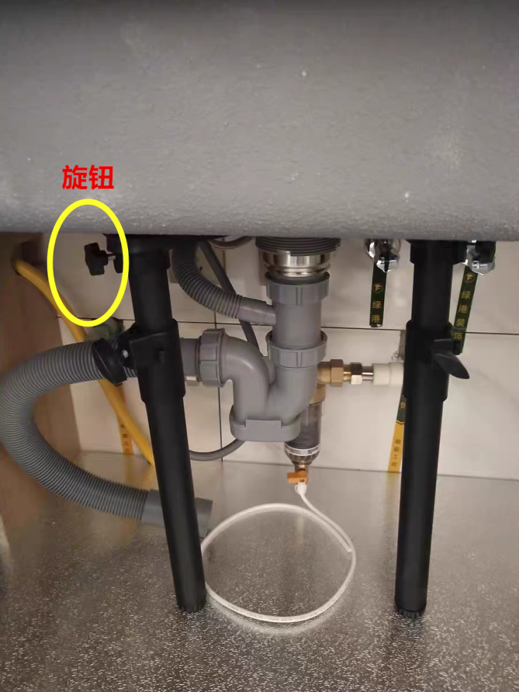 水槽装的台下盆,给下面装2根支架撑住了,哪还用担心会掉下来