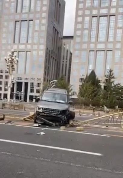 东单路口|北京一女子东单路口驾车撞上护栏致3车受损 警方：操作失误所致