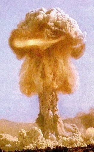 机装上了氢弹之后开始升空,最后在15公里高度的地方投放出了"大伊万"