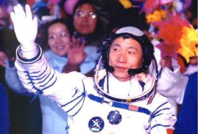 杨利伟|杨利伟曾在太空听见敲窗声？17年后终于查明真相：差点就回不来了