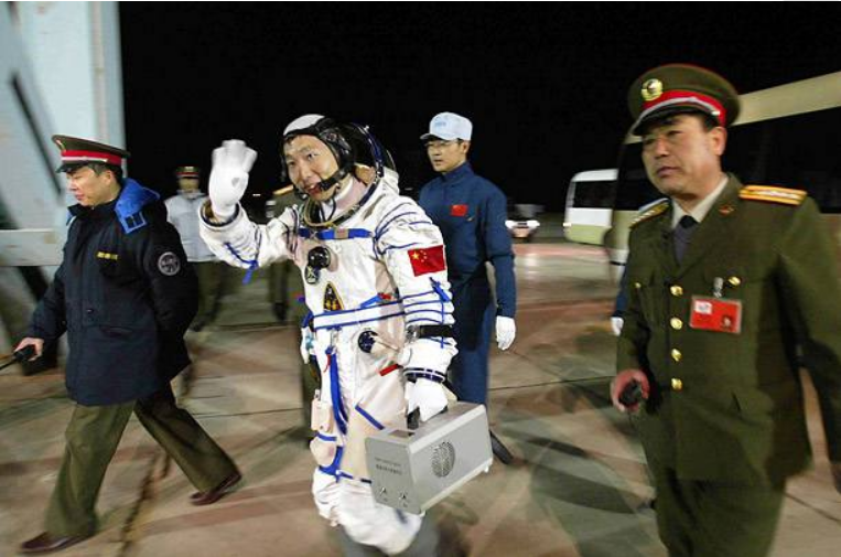 杨利伟|杨利伟曾在太空听见敲窗声？17年后终于查明真相：差点就回不来了