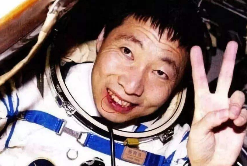 杨利伟|杨利伟曾在太空听见敲窗声？17年后终于查明真相：差点就回不来了