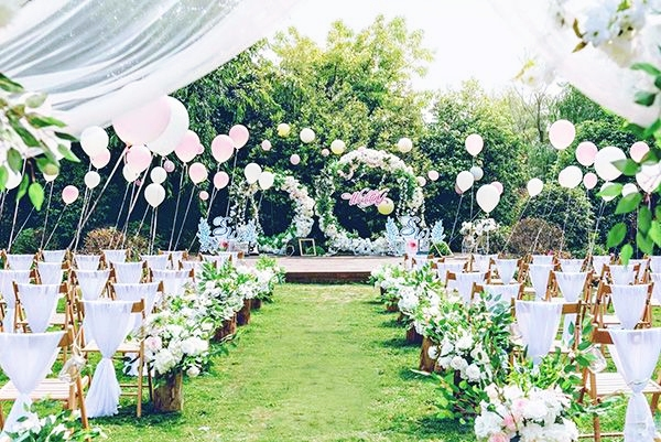 平凉广成大酒店唯美的草坪婚礼属于你们的专属回忆