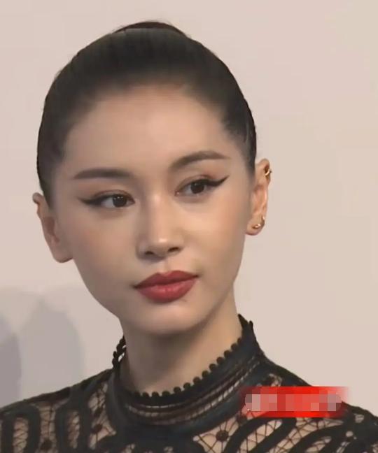 杨紫|同一镜头下的多位女明星媲美：杨紫胖得没脖子，郑爽脸僵状态差