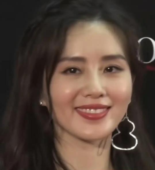 杨紫|同一镜头下的多位女明星媲美：杨紫胖得没脖子，郑爽脸僵状态差