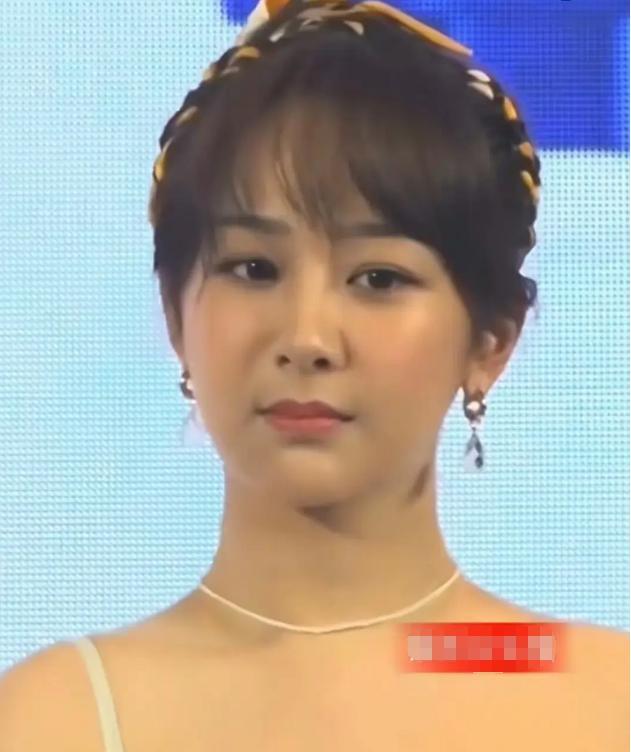 杨紫|同一镜头下的多位女明星媲美：杨紫胖得没脖子，郑爽脸僵状态差