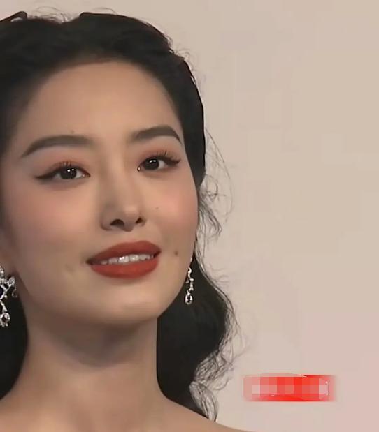 杨紫|同一镜头下的多位女明星媲美：杨紫胖得没脖子，郑爽脸僵状态差