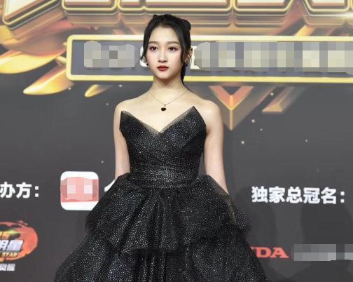 杨紫|同一镜头下的多位女明星媲美：杨紫胖得没脖子，郑爽脸僵状态差