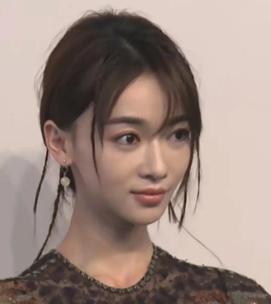 杨紫|同一镜头下的多位女明星媲美：杨紫胖得没脖子，郑爽脸僵状态差