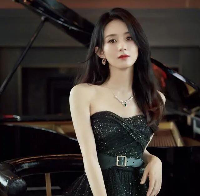 杨紫|同一镜头下的多位女明星媲美：杨紫胖得没脖子，郑爽脸僵状态差