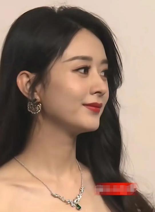 杨紫|同一镜头下的多位女明星媲美：杨紫胖得没脖子，郑爽脸僵状态差