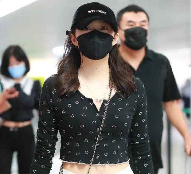 杨紫|同一镜头下的多位女明星媲美：杨紫胖得没脖子，郑爽脸僵状态差