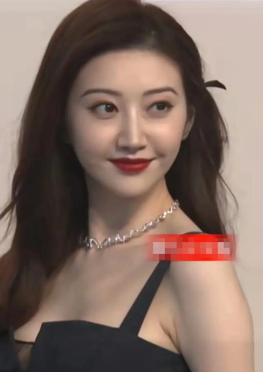 杨紫|同一镜头下的多位女明星媲美：杨紫胖得没脖子，郑爽脸僵状态差