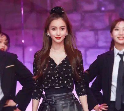 杨紫|同一镜头下的多位女明星媲美：杨紫胖得没脖子，郑爽脸僵状态差