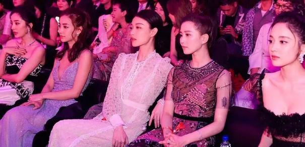 杨紫|同一镜头下的多位女明星媲美：杨紫胖得没脖子，郑爽脸僵状态差