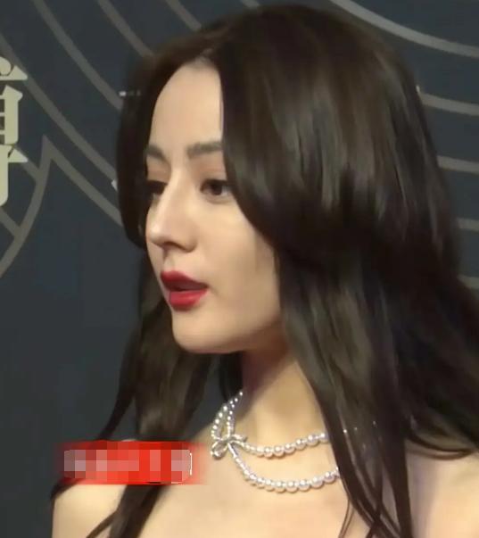 杨紫|同一镜头下的多位女明星媲美：杨紫胖得没脖子，郑爽脸僵状态差