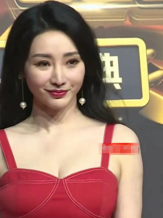 杨紫|同一镜头下的多位女明星媲美：杨紫胖得没脖子，郑爽脸僵状态差