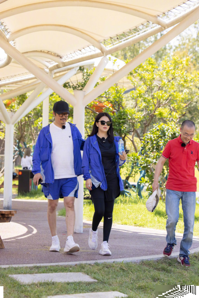 王岳伦|王岳伦李湘穿情侣装录节目，王岳伦手搭李湘腰上，夫妻俩貌合神离