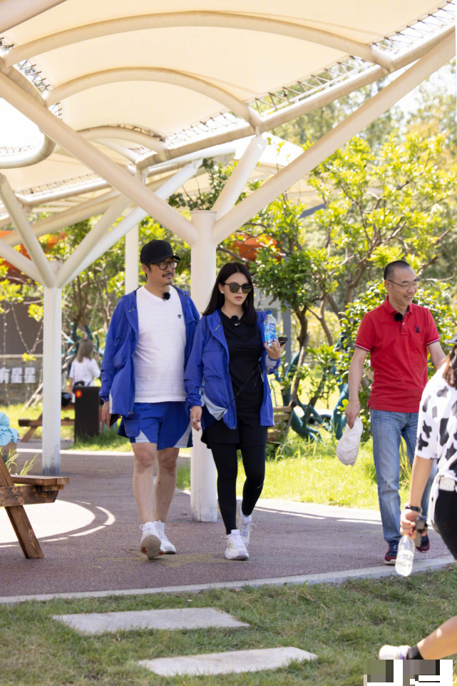 王岳伦|王岳伦李湘穿情侣装录节目，王岳伦手搭李湘腰上，夫妻俩貌合神离