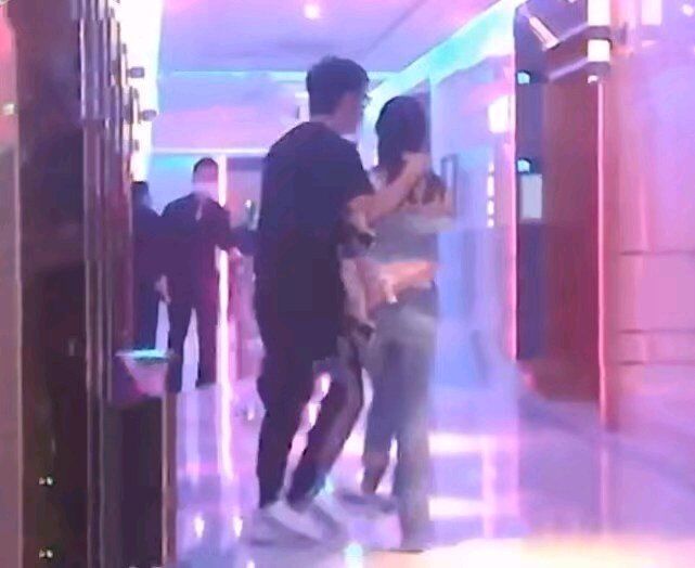 王岳伦|李湘王岳伦情侣装录节目，王岳伦搂腰显亲昵，李湘侧身闪躲全程黑脸