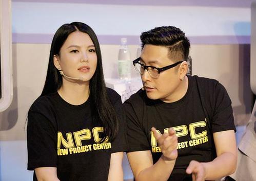 王岳伦|李湘王岳伦情侣装录节目，王岳伦搂腰显亲昵，李湘侧身闪躲全程黑脸