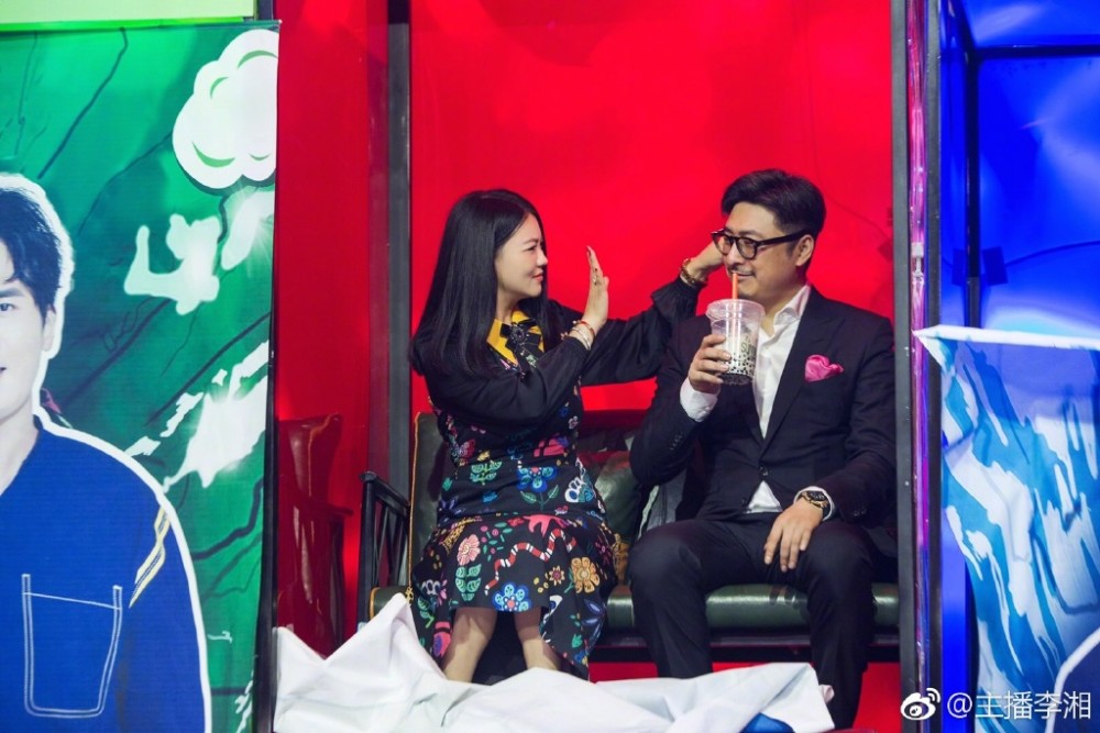 王岳伦|李湘王岳伦情侣装录节目，王岳伦搂腰显亲昵，李湘侧身闪躲全程黑脸