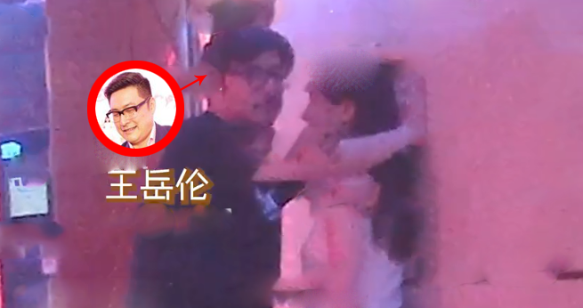 王岳伦|李湘王岳伦情侣装录节目，王岳伦搂腰显亲昵，李湘侧身闪躲全程黑脸