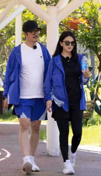 王岳伦|李湘王岳伦情侣装录节目，王岳伦搂腰显亲昵，李湘侧身闪躲全程黑脸