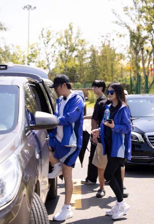 王岳伦|李湘王岳伦情侣装录节目，王岳伦搂腰显亲昵，李湘侧身闪躲全程黑脸