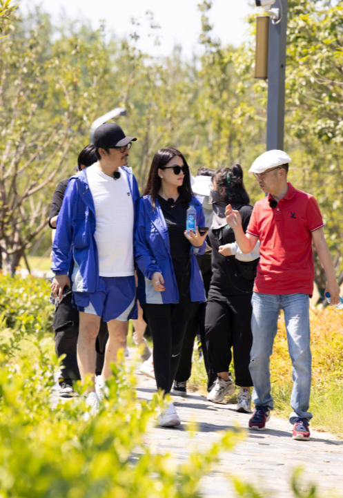 王岳伦|李湘王岳伦情侣装录节目，王岳伦搂腰显亲昵，李湘侧身闪躲全程黑脸