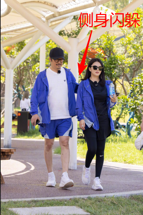 王岳伦|李湘王岳伦情侣装录节目，王岳伦搂腰显亲昵，李湘侧身闪躲全程黑脸