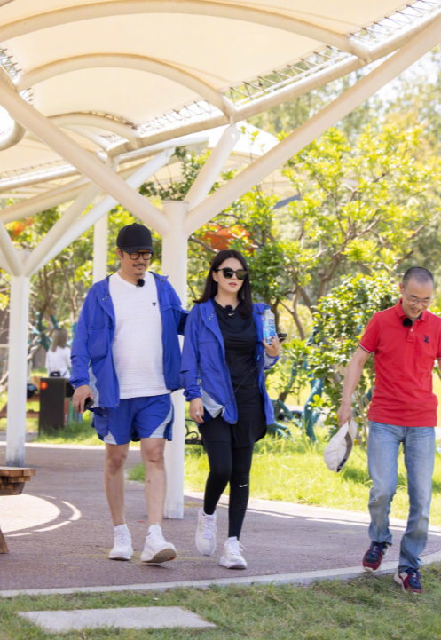 王岳伦|李湘王岳伦情侣装录节目，王岳伦搂腰显亲昵，李湘侧身闪躲全程黑脸