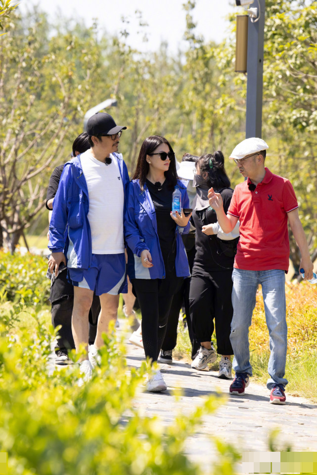 王岳伦|王岳伦李湘穿情侣装录节目，王岳伦手搭李湘腰上，夫妻俩貌合神离