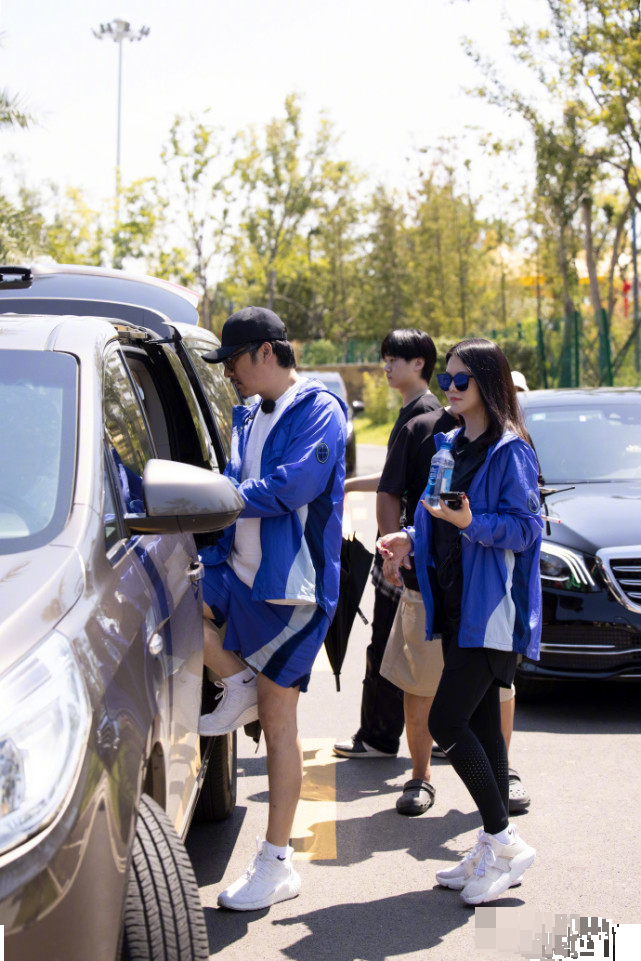 王岳伦|王岳伦李湘穿情侣装录节目，王岳伦手搭李湘腰上，夫妻俩貌合神离