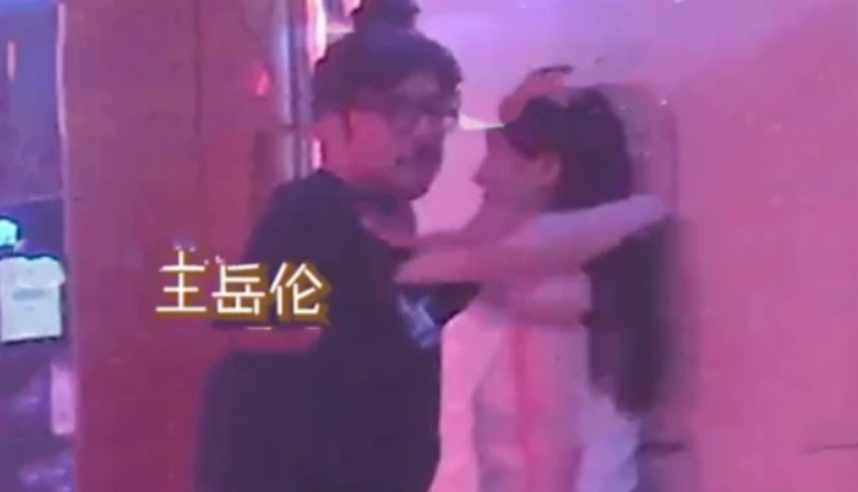 王岳伦|王岳伦李湘穿情侣装录节目，王岳伦手搭李湘腰上，夫妻俩貌合神离
