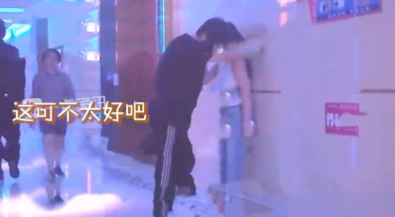 王岳伦|王岳伦李湘穿情侣装录节目，王岳伦手搭李湘腰上，夫妻俩貌合神离