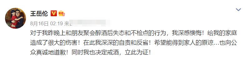 王岳伦|王岳伦李湘穿情侣装录节目，王岳伦手搭李湘腰上，夫妻俩貌合神离