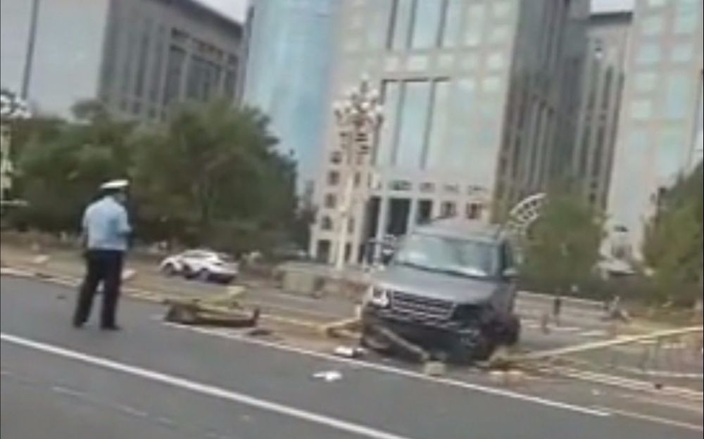 长安街|北京一越野车撞倒长安街护栏 交警通报：司机未酒驾毒驾
