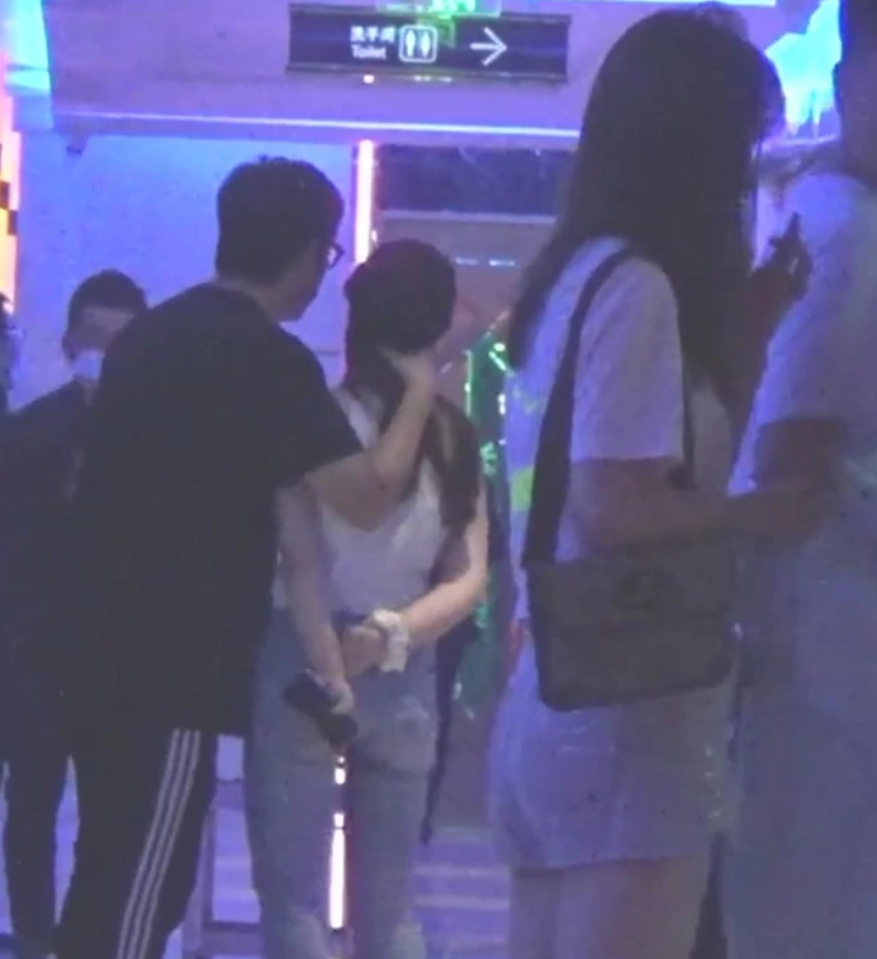 王岳伦|王岳伦李湘穿情侣装录节目，王岳伦手搭李湘腰上，夫妻俩貌合神离