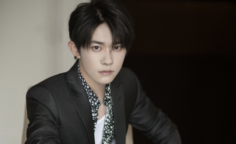 易烊千玺|福布斯2020名人榜，易烊千玺登顶王一博上升62位冲到第9，肖战太遗憾