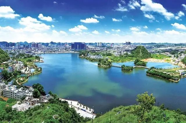 虹山湖位于贵州省安顺市西部,是安顺最大的湿地公园,为国家4a级旅游