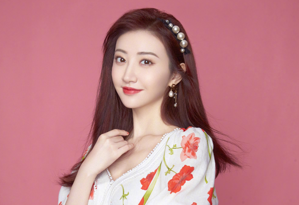 推骨近10次变精致小脸走红,堪称"被整形改变的命运"!